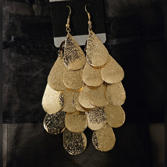 Jewelry - BRAND NEW ** Elegant Gold Teardrop Earrings